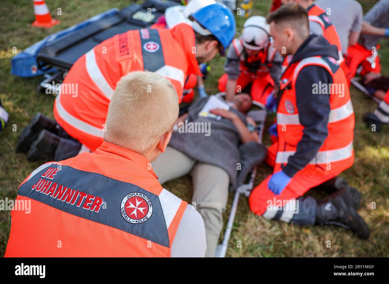 Paramedics from st johns ambulance hi-res stock photography and images ...