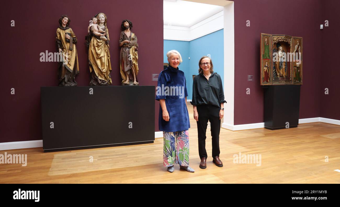 Niedersachsen, Hannover, Das Landesmuseum hat umgebaut und präsentiert einen Teil seiner neuen Galerieräume - die die Alten Meister prächtig in Szene setzen, Prof. Dr. Katja Lembke Direktorin,  links , Dr. Antje-Fee Köllermann Kuratorin Alte Meister, *** Lower Saxony, Hanover, The Landesmuseum has rebuilt and presents part of its new gallery spaces which magnificently showcase the Old Masters, Prof Dr Katja Lembke Director, left , Dr Antje Fee Köllermann Curator Old Masters, Stock Photo