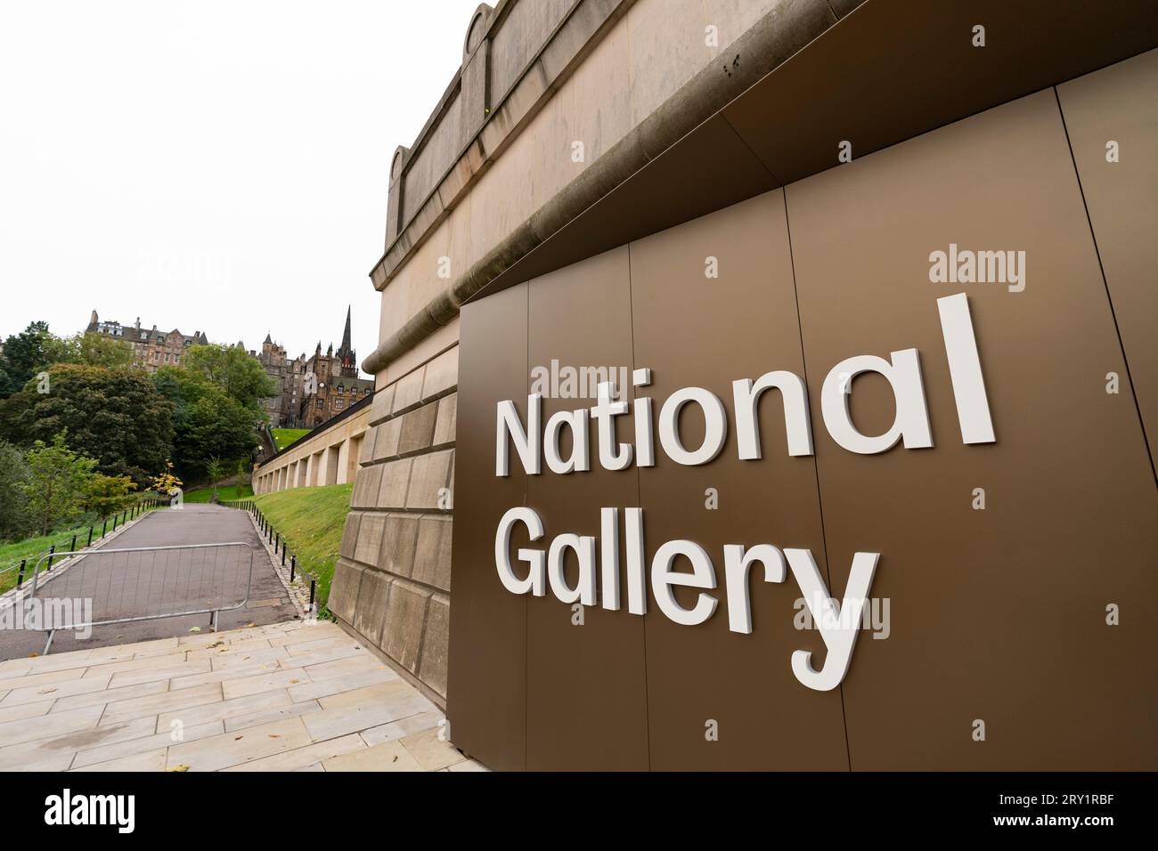 Edinburgh, Scotland, UK. 28th September 2023. The new wing of the National Gallery of Scotland, is formally opened today by Angus Robertson MSP accompanied by Director General of the Scottish National Galleries Sir John Leighton. The new extension opens after several years of problematic construction and cost overruns. The gallery showcases Scottish art from the mid 19th century to the 20th century. Pic; General view of exterior of new gallery entrance. Iain Masterton/Alamy Live News Stock Photo