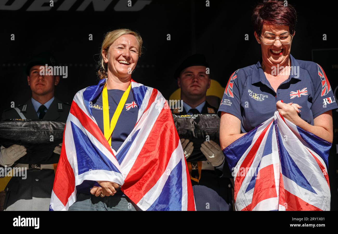 British swimming medal winners pose with their medals, women's competition, Invictus Games Düsseldorf, Germany Stock Photo