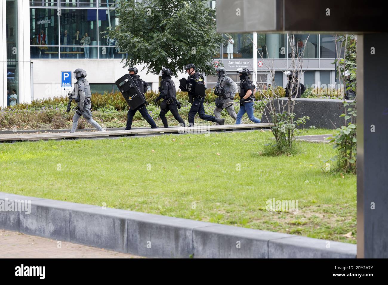 ROTTERDAM - Police officers from the special intervention service at the Erasmus MC Rotterdam on Rochussenstraat, which has been cordoned off. ANP BAS CZERWINSKI netherlands out - belgium out Stock Photo