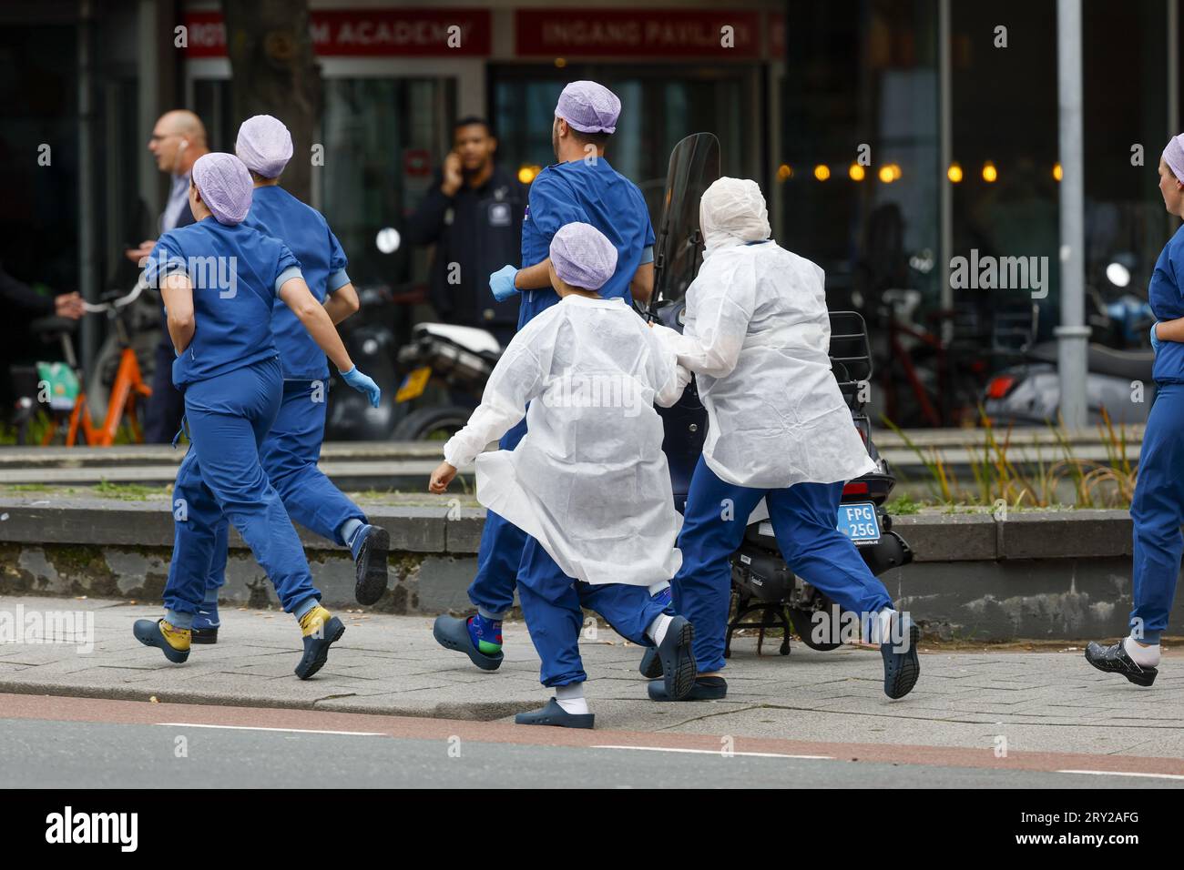 ROTTERDAM - Medical staff leave the Erasmus MC Rotterdam on Rochussenstraat, which has been cordoned off after two shooting incidents. ANP BAS CZERWINSKI netherlands out - belgium out Stock Photo