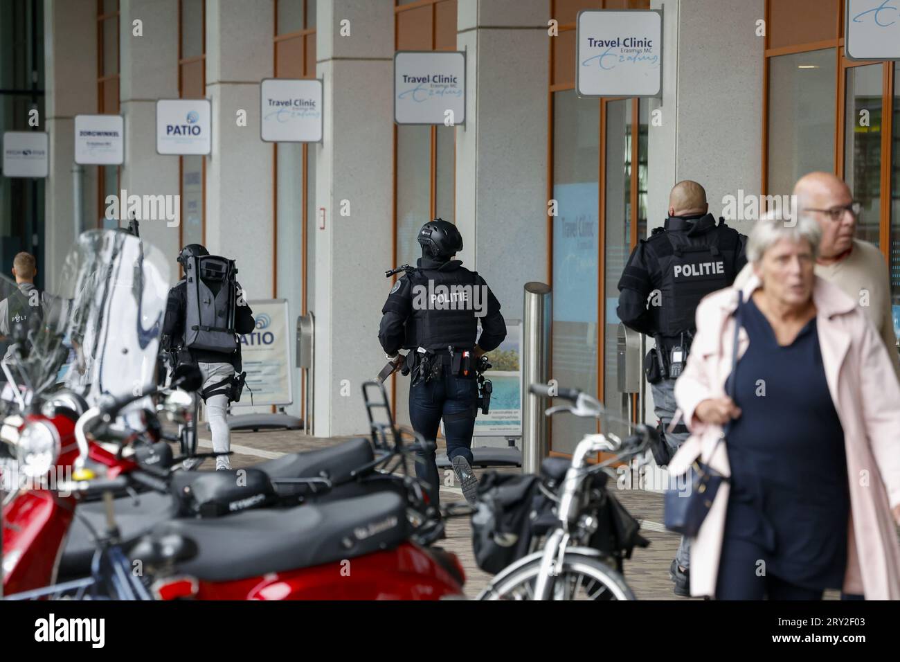 ROTTERDAM - Police officers at the Erasmus MC Rotterdam on Rochussenstraat that has been cordoned off. ANP BAS CZERWINSKI netherlands out - belgium out Stock Photo