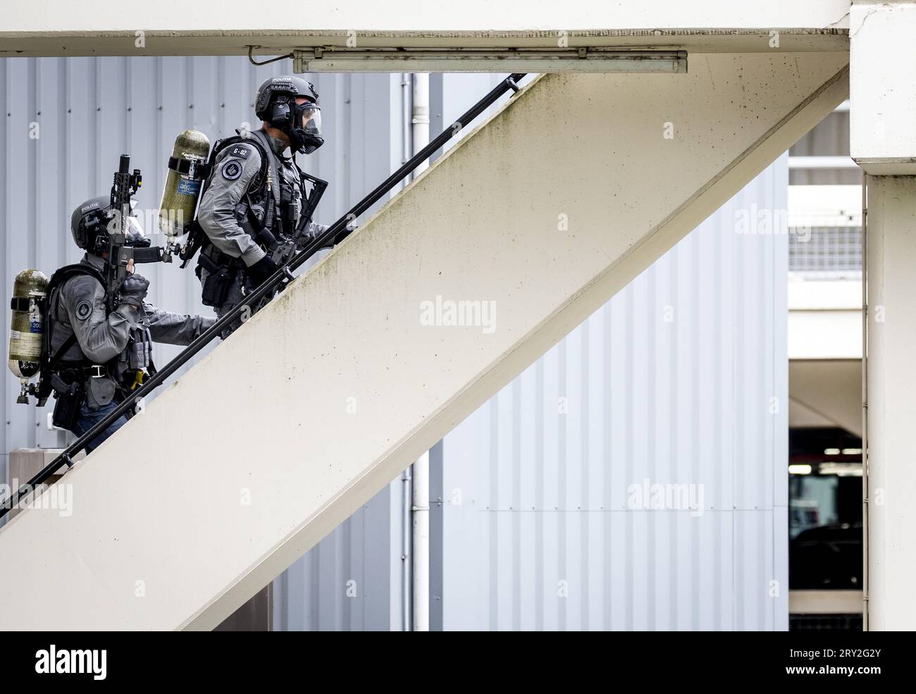 ROTTERDAM - Police officers from the special intervention service at the Erasmus MC Rotterdam on the Westzeedijk. ANP SEM VAN DER WAL netherlands out - belgium out Stock Photo