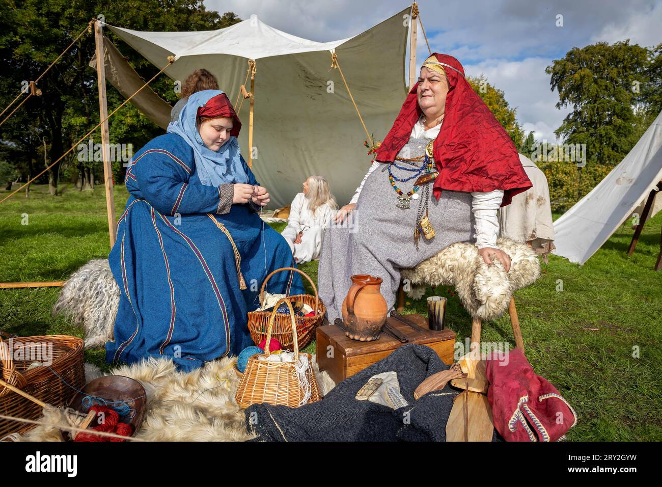Large ladies in a Viking settlement to celebrate 1100 years of the ancient “cyty” of Thelwall Stock Photo