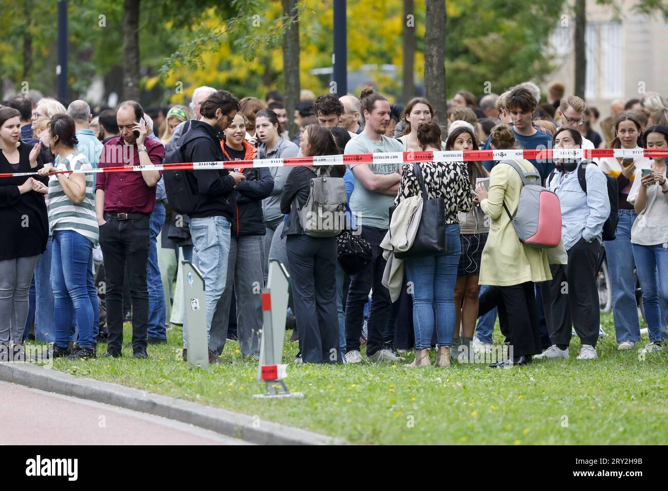 ROTTERDAM - People leave the Erasmus MC Rotterdam on Rochussenstraat, which has been cordoned off. ANP BAS CZERWINSKI netherlands out - belgium out Stock Photo