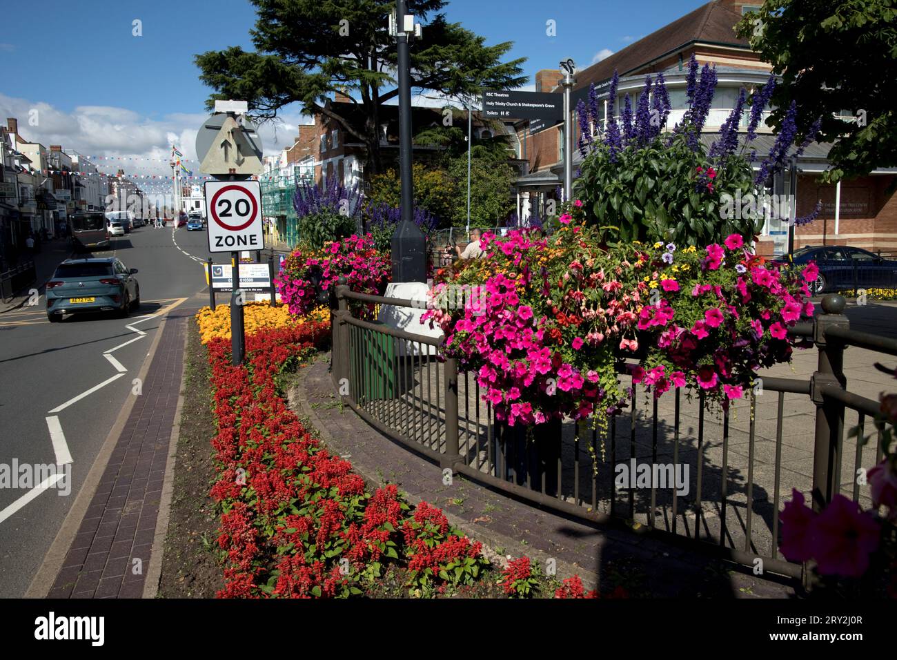 20 mph speed limit sign aalongside  stunning public floral displays celebrating Stratford in Bloom and  inspired by Plantscape on public display in th Stock Photo