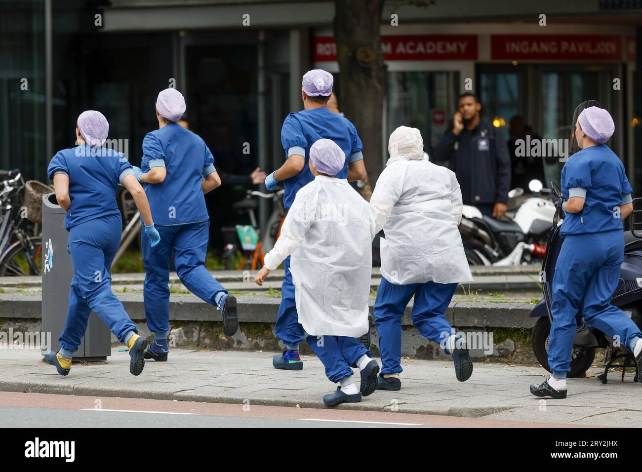 ROTTERDAM - Medical staff leave the Erasmus MC Rotterdam on Rochussenstraat, which has been cordoned off after two shooting incidents. ANP BAS CZERWINSKI netherlands out - belgium out Stock Photo