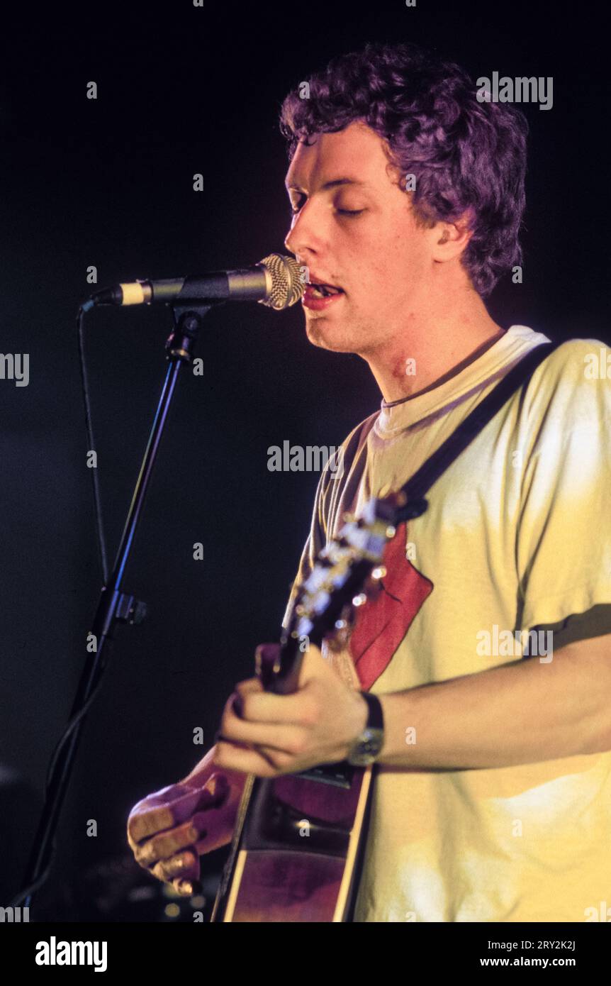 COLDPLAY, CHRIS MARTIN, JAN 2000: A very young Chris Martin of rock band Coldplay. The band were playing as the opening act on the four band UK NME Tour at Cardiff University Great Hall in Cardiff, Wales, UK on 25 January, 2000. Photograph: Rob Watkins Stock Photo