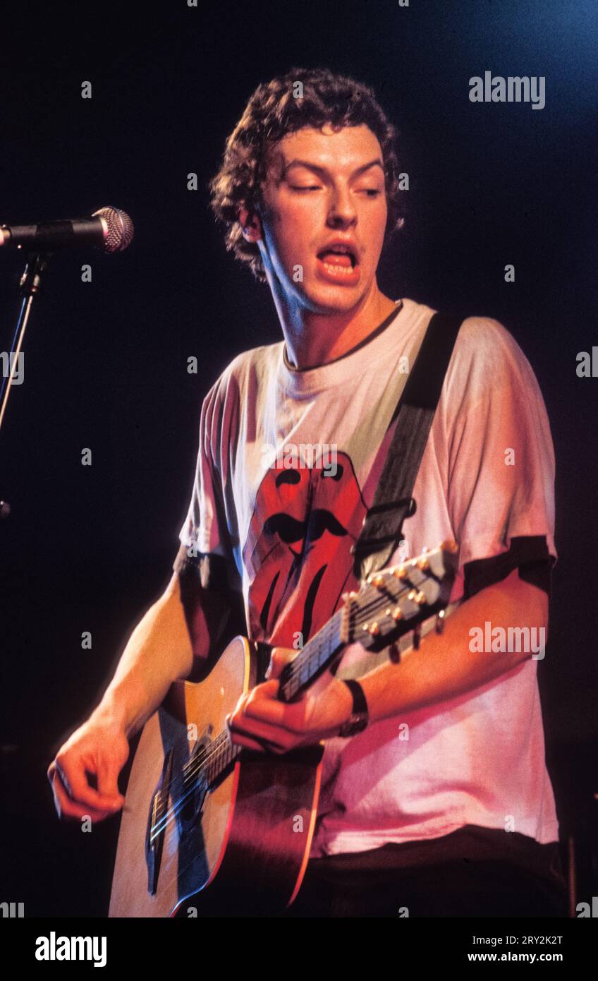 COLDPLAY, CHRIS MARTIN, JAN 2000: A very young Chris Martin of rock band Coldplay. The band were playing as the opening act on the four band UK NME Tour at Cardiff University Great Hall in Cardiff, Wales, UK on 25 January, 2000. Photograph: Rob Watkins Stock Photo