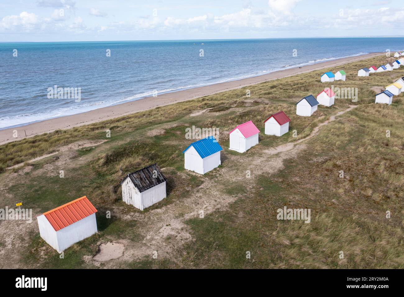unte Strandhäuser in den Dünen bei Gouville-sur-Mer in der Normandie in Frankreich mit der Drohne Stock Photo