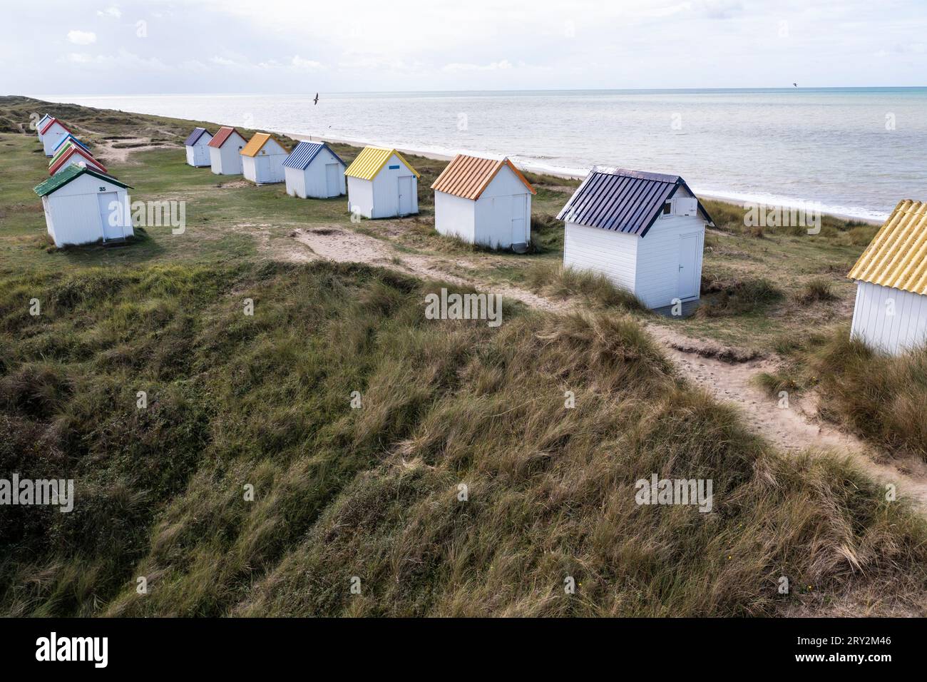 unte Strandhäuser in den Dünen bei Gouville-sur-Mer in der Normandie in Frankreich mit der Drohne Stock Photo