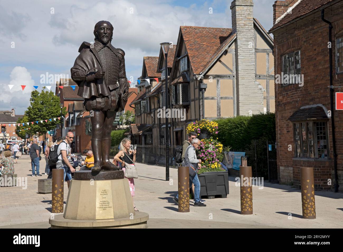 New bronze Shakespeare statue by artist James Butler and gifted by the Bird Family near Shakespeare 's birthplace in Henley Street celebrating its red Stock Photo