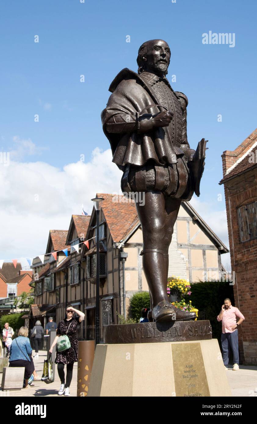 New bronze Shakespeare statue by artist James Butler and gifted by the Bird Family near Shakespeare 's birthplace in Henley Street celebrating its red Stock Photo