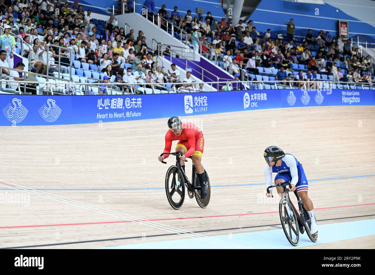 Hangzhou, China's Zhejiang Province. 28th Sep, 2023. Xue Chenxi (L) of China and Kang Shih-Feng of Chinese Taipei compete during the Cycling Track Men's Sprint Quarterfinal at the 19th Asian Games in Hangzhou, east China's Zhejiang Province, Sept. 28, 2023. Credit: Hu Huhu/Xinhua/Alamy Live News Stock Photo