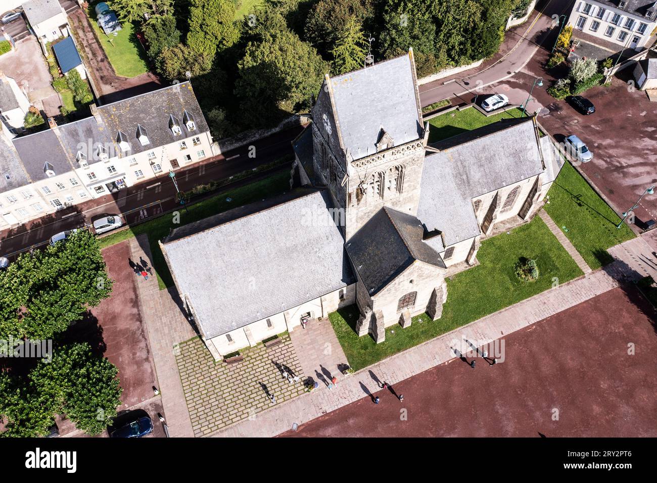 Die Kirche von Sainte-Mère-Église ist vor allem deshalb bekannt, weil sie im Zusammenhang mit der Landung in der Normandie am D-Day im Zweiten Weltkri Stock Photo