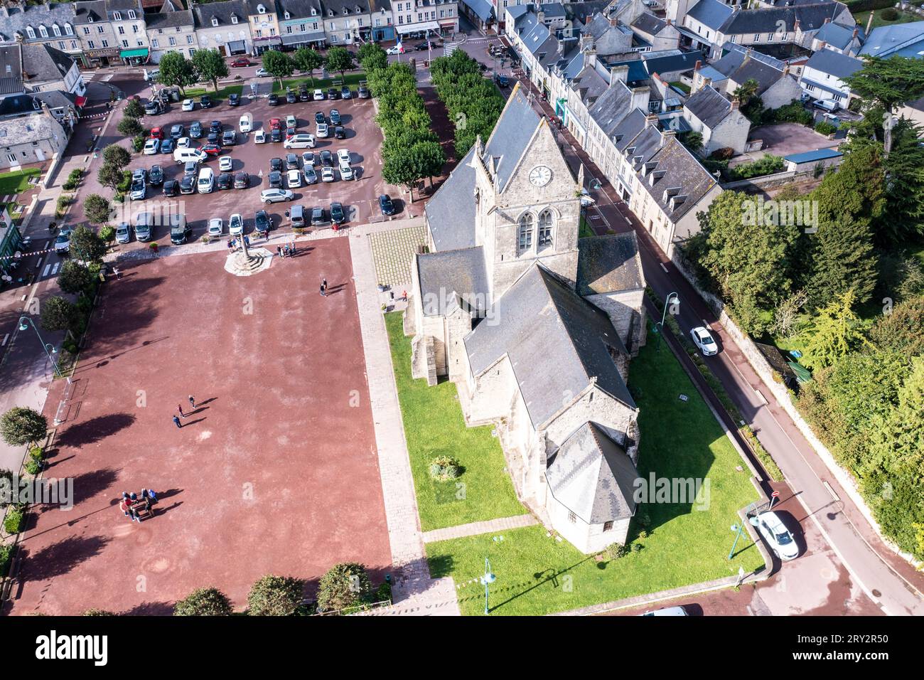 Die Kirche von Sainte-Mère-Église ist vor allem deshalb bekannt, weil sie im Zusammenhang mit der Landung in der Normandie am D-Day im Zweiten Weltkri Stock Photo