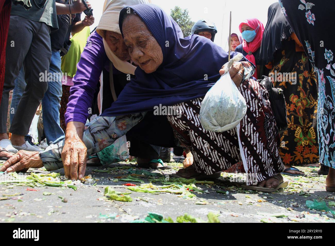 September 28, 2023, Yogyakarta, Special Region of Yogyakarta, Indonesia: People collect offerings from the 'Gunungan', a sacrifice in the shape of a mountain, during the Grebeg Maulud ceremony, to commemorate the birthday of the Prophet Muhammad SAW at the Great Mosque of Kauman, Yogyakarta. (Credit Image: © Angga Budhiyanto/ZUMA Press Wire) EDITORIAL USAGE ONLY! Not for Commercial USAGE! Stock Photo