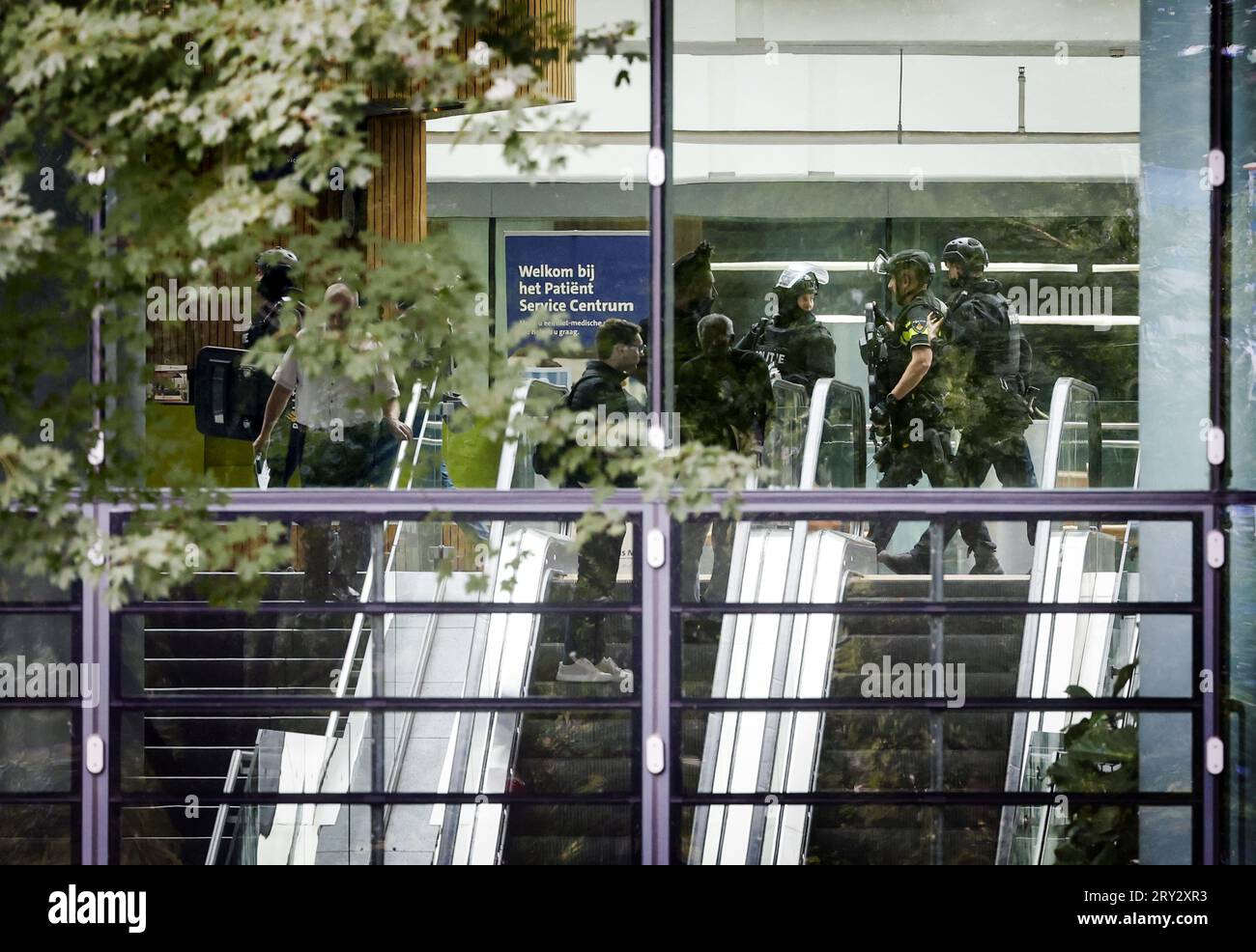 ROTTERDAM - Police officers from the special intervention service at the Erasmus MC Rotterdam on Rochussenstraat, which has been cordoned off. A suspect has been arrested after two shooting incidents. One of the shooting incidents was at the Erasmus MC. A fire was also set there. ANP BAS CZERWINSKI netherlands out - belgium out Stock Photo