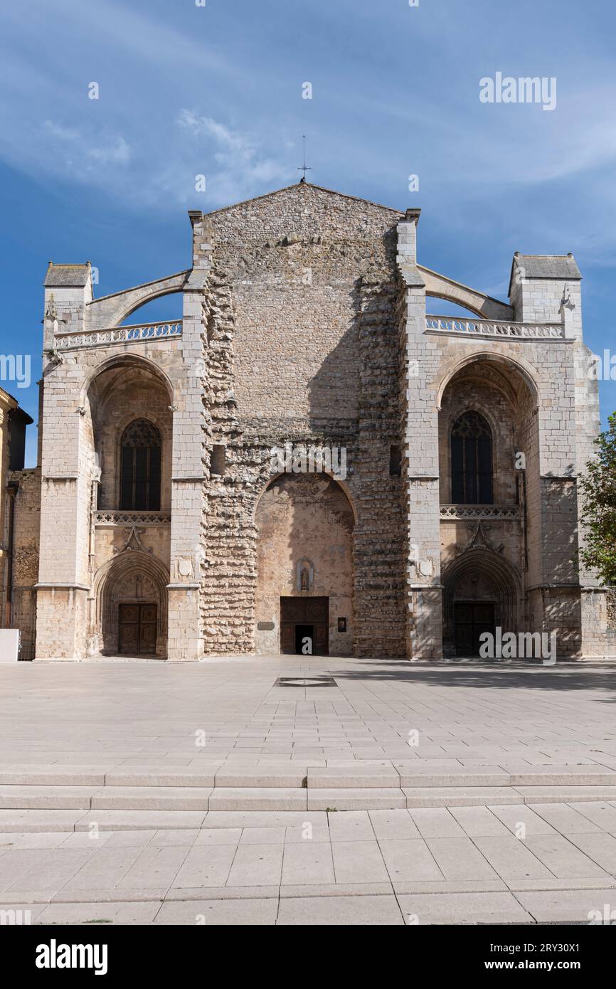 Vertical view of Mary Magdalene Basilica entrance without people, Saint Maximin La Sainte Baume Stock Photo