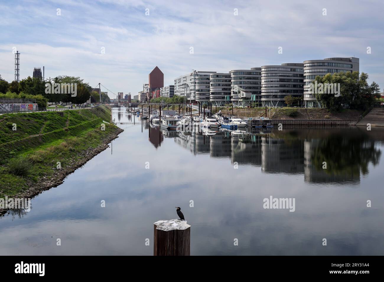 Duisburg, Ruhrgebiet, Nordrhein-Westfalen, Deutschland - Innenhafen Duisburg. Marina Duisburg, der Yachthafen im Innenhafen vor dem Buerogebaeude Five Boats mit dem WDR Landesstudio Duisburg. Duisburg Nordrhein-Westfalen Deutschland *** Duisburg, Ruhr area, North Rhine Westphalia, Germany Innenhafen Duisburg Marina Duisburg, the marina in the inner harbor in front of the Five Boats building with the WDR regional studio Duisburg Duisburg North Rhine Westphalia Germany Stock Photo