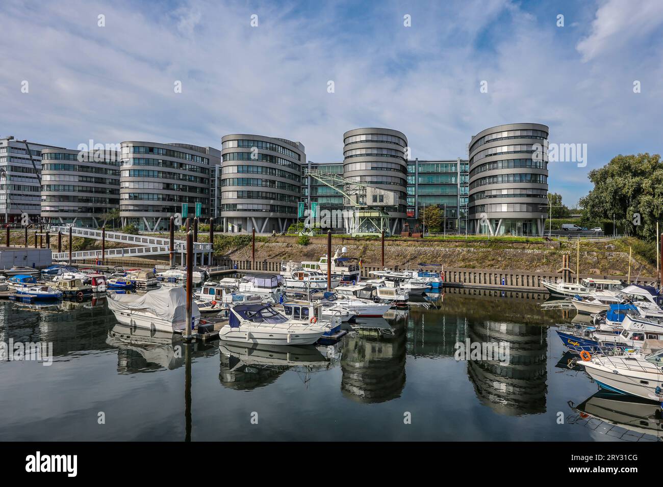 Duisburg, Ruhrgebiet, Nordrhein-Westfalen, Deutschland - Innenhafen Duisburg. Marina Duisburg, der Yachthafen im Innenhafen vor dem Buerogebaeude Five Boats mit dem WDR Landesstudio Duisburg. Duisburg Nordrhein-Westfalen Deutschland *** Duisburg, Ruhr area, North Rhine Westphalia, Germany Innenhafen Duisburg Marina Duisburg, the marina in the inner harbor in front of the Five Boats building with the WDR regional studio Duisburg Duisburg North Rhine Westphalia Germany Stock Photo