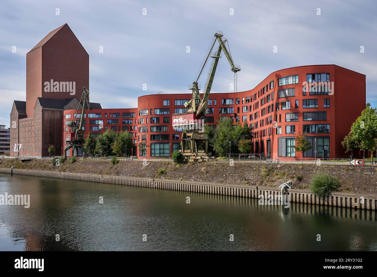 Duisburg, Ruhrgebiet, Nordrhein-Westfalen, Deutschland - Innenhafen Duisburg mit dem wellenfoermigen Neubau vom Landesarchiv Nordrhein-Westfalen, dem umgebauten Archivturm im ehemaligem RWSG-Speichergebaeude und alten Hafenkraenen. Duisburg Nordrhein-Westfalen Deutschland *** Duisburg, Ruhr Area, North Rhine Westphalia, Germany Duisburg Inner Harbor with the wave-shaped new building of the North Rhine Westphalia State Archives, the rebuilt archive tower in the former RWSG warehouse building and old harbor buildings Duisburg North Rhine Westphalia Germany Stock Photo