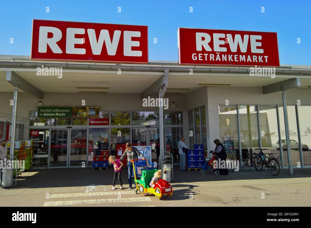 Rewe Supermarkt mit Getränkemarkt *** Rewe supermarket with beverage