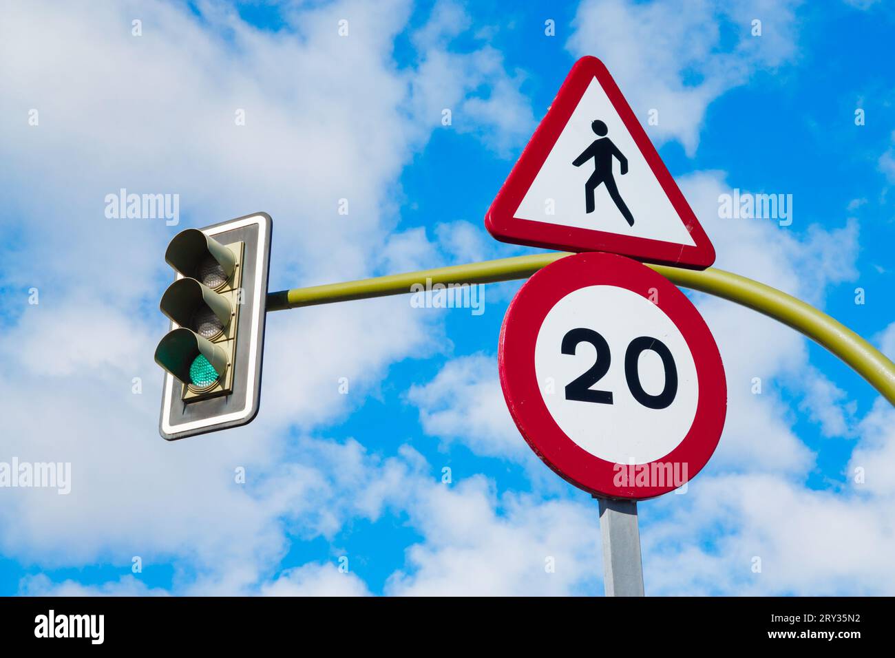 Traffic lights on green. Twenty speed limit sign Stock Photo Alamy