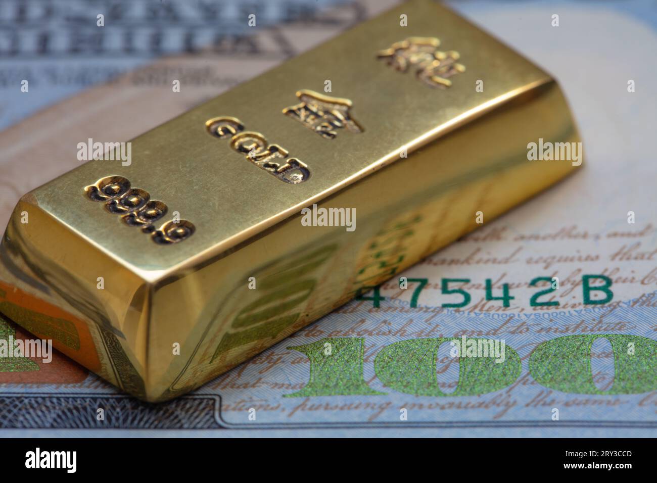 100 In Gold gold bar on US 100 dollar banknote background for design purpose Stock ...