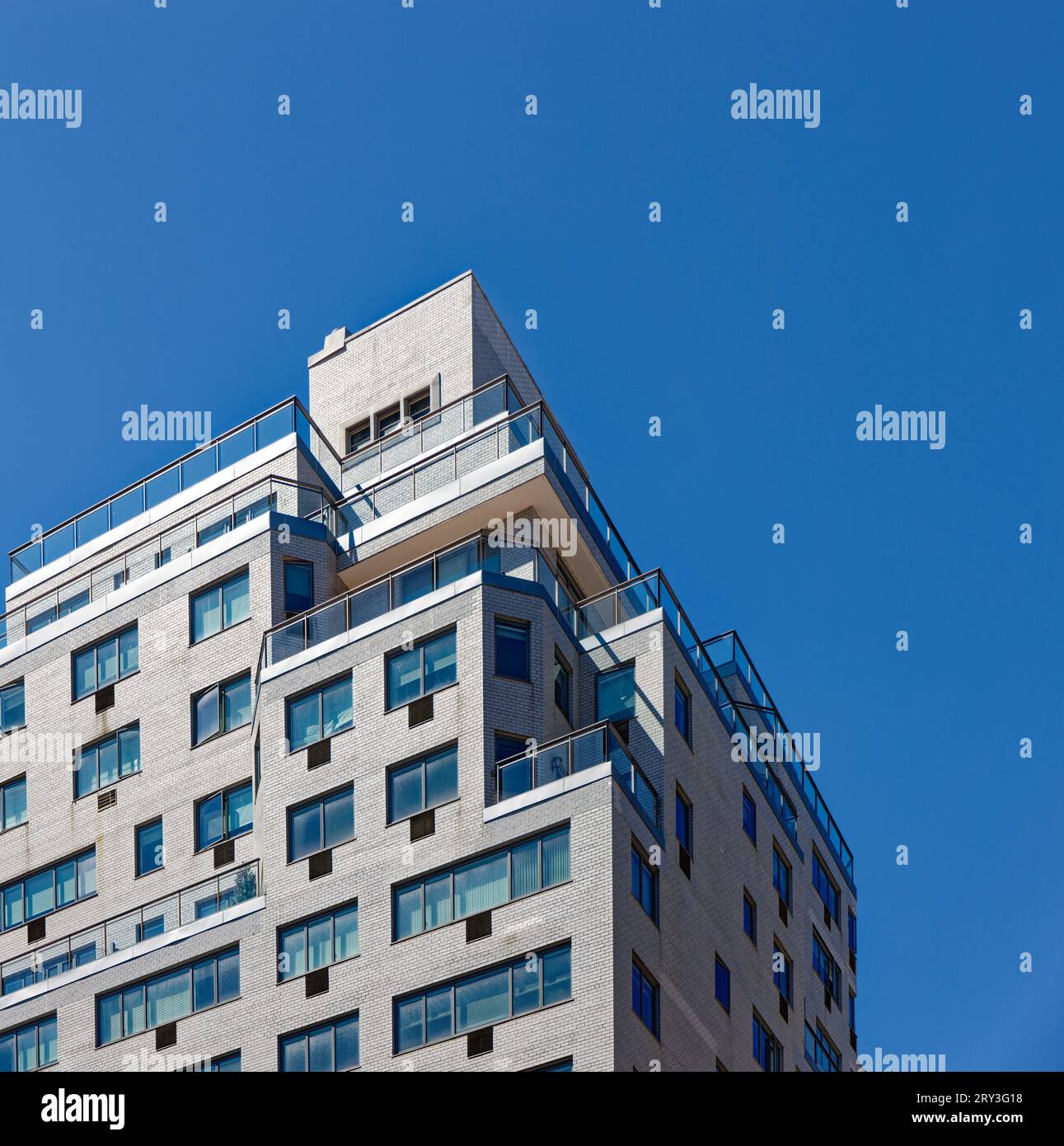 Emery Roth designed this 1947 residential condominium in white brick above a stone base, with stores on Madison Avenue. (Lenox Hill, Upper East Side) Stock Photo