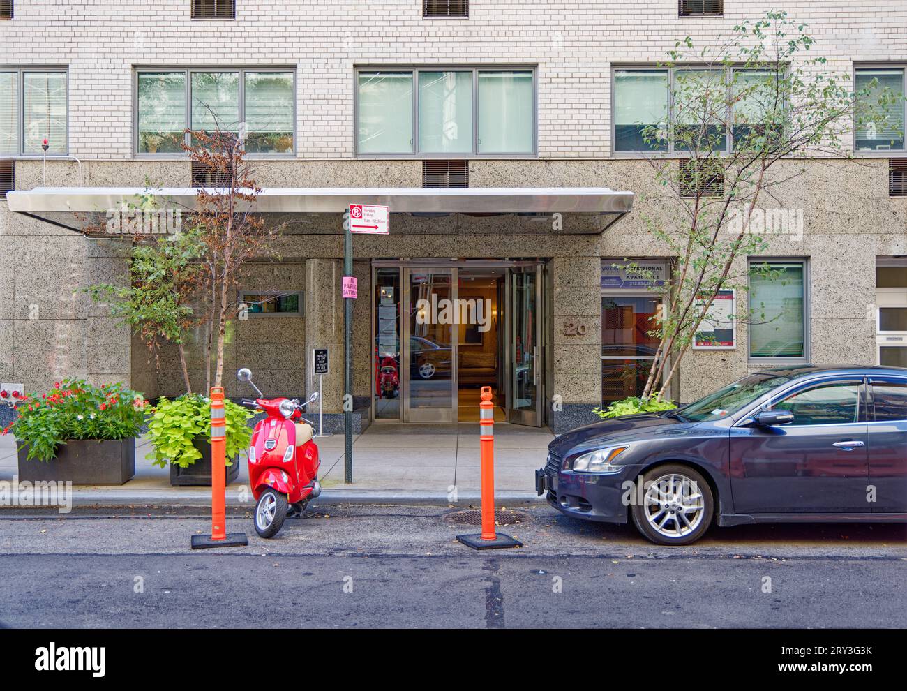 Emery Roth designed this 1947 residential condominium in white brick above a stone base, with stores on Madison Avenue. (Lenox Hill, Upper East Side) Stock Photo