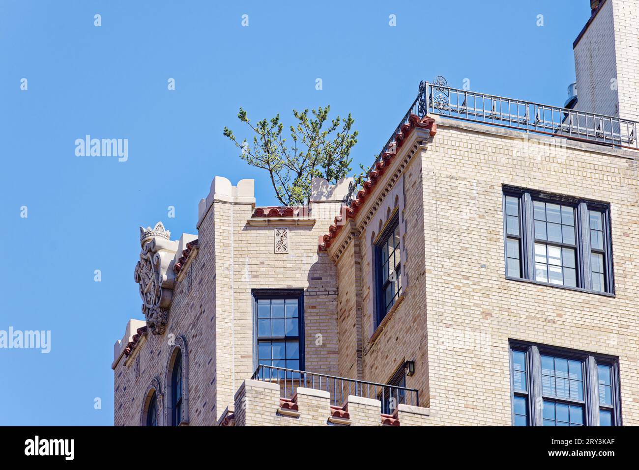 Emery Roth designed Hampton House, an Upper East Side landmark, using ...