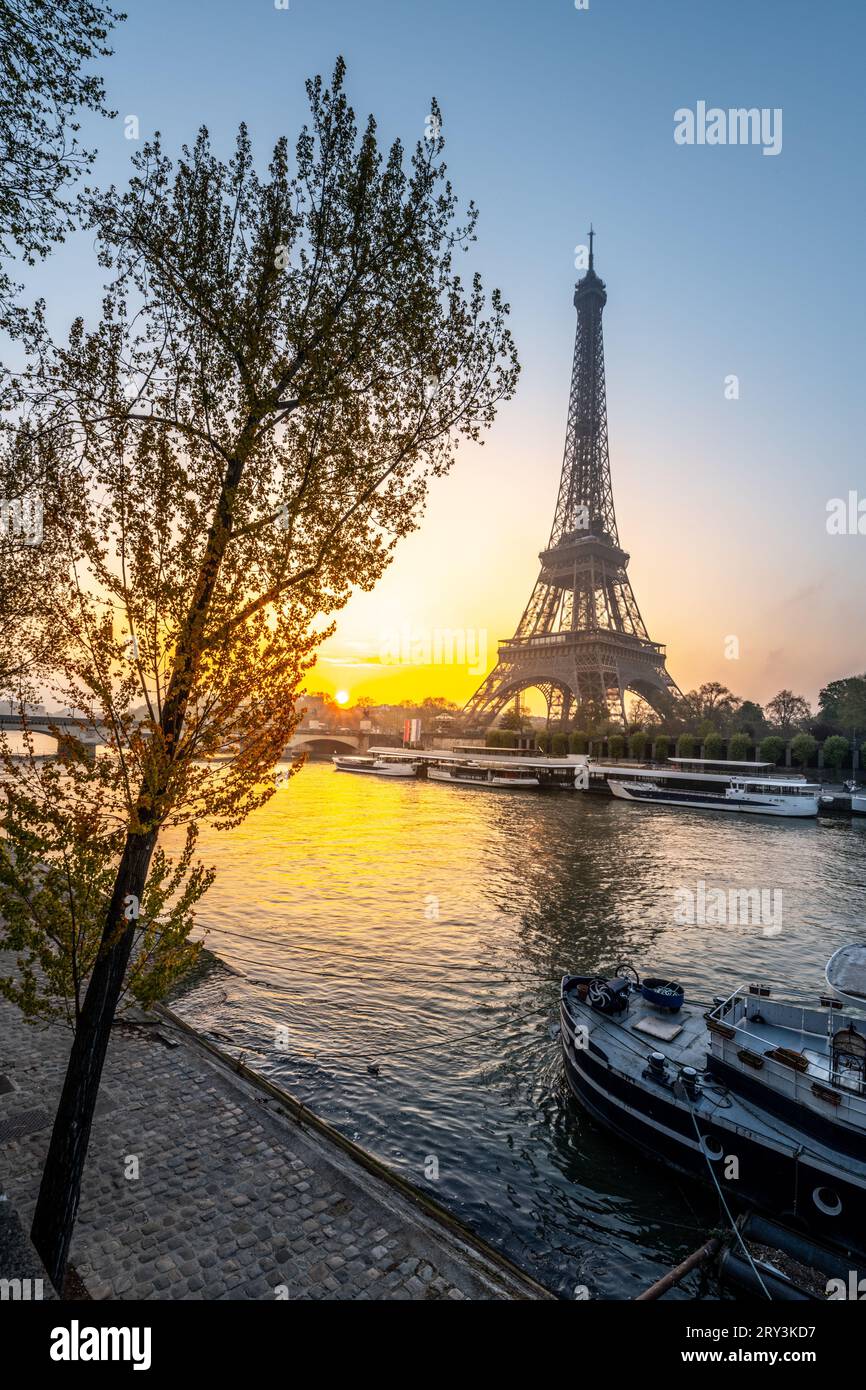 Eiffel Tower, French: Tour Eiffel, silhouette at sunrise time on