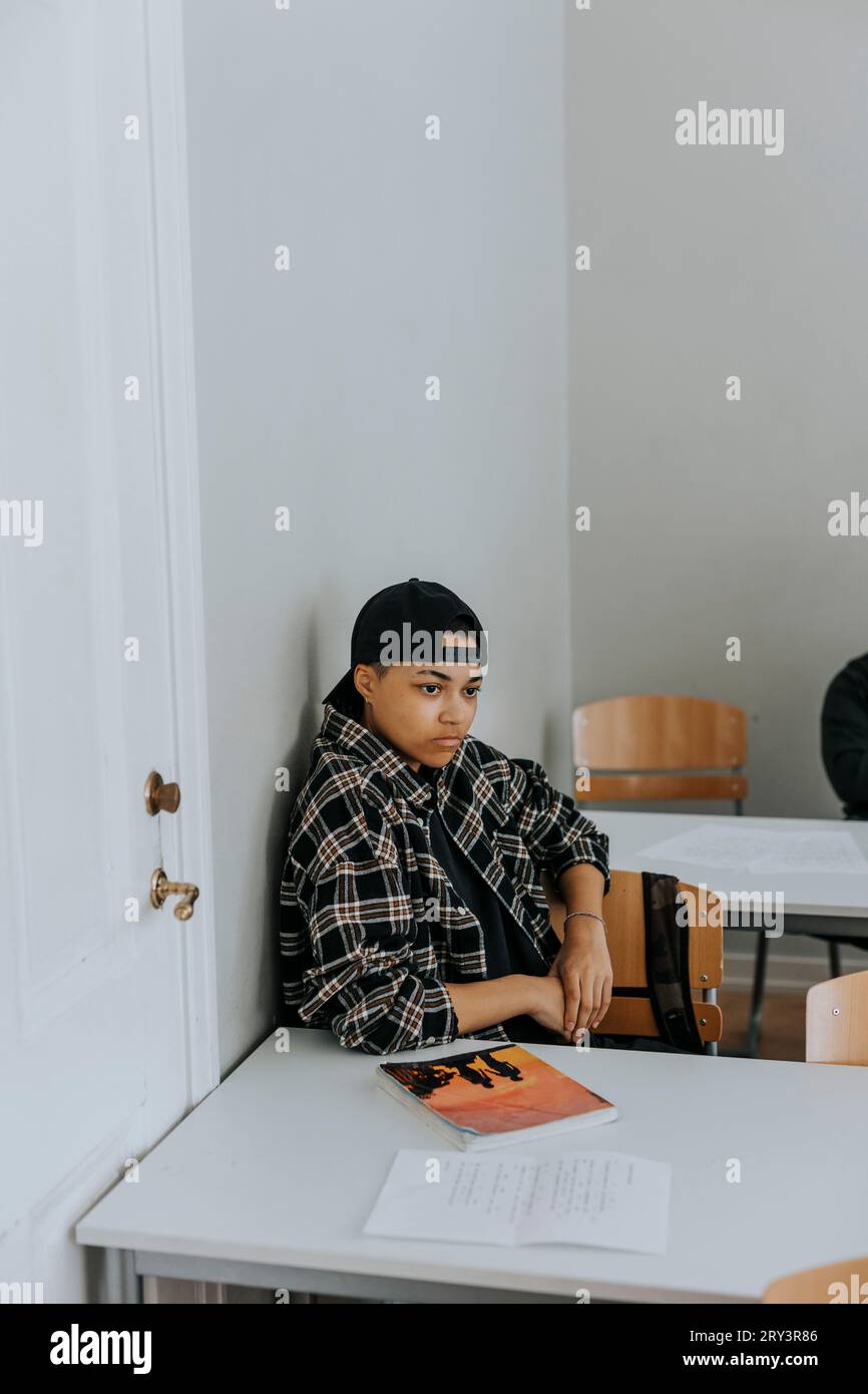 Man leaning on desk hi-res stock photography and images - Alamy
