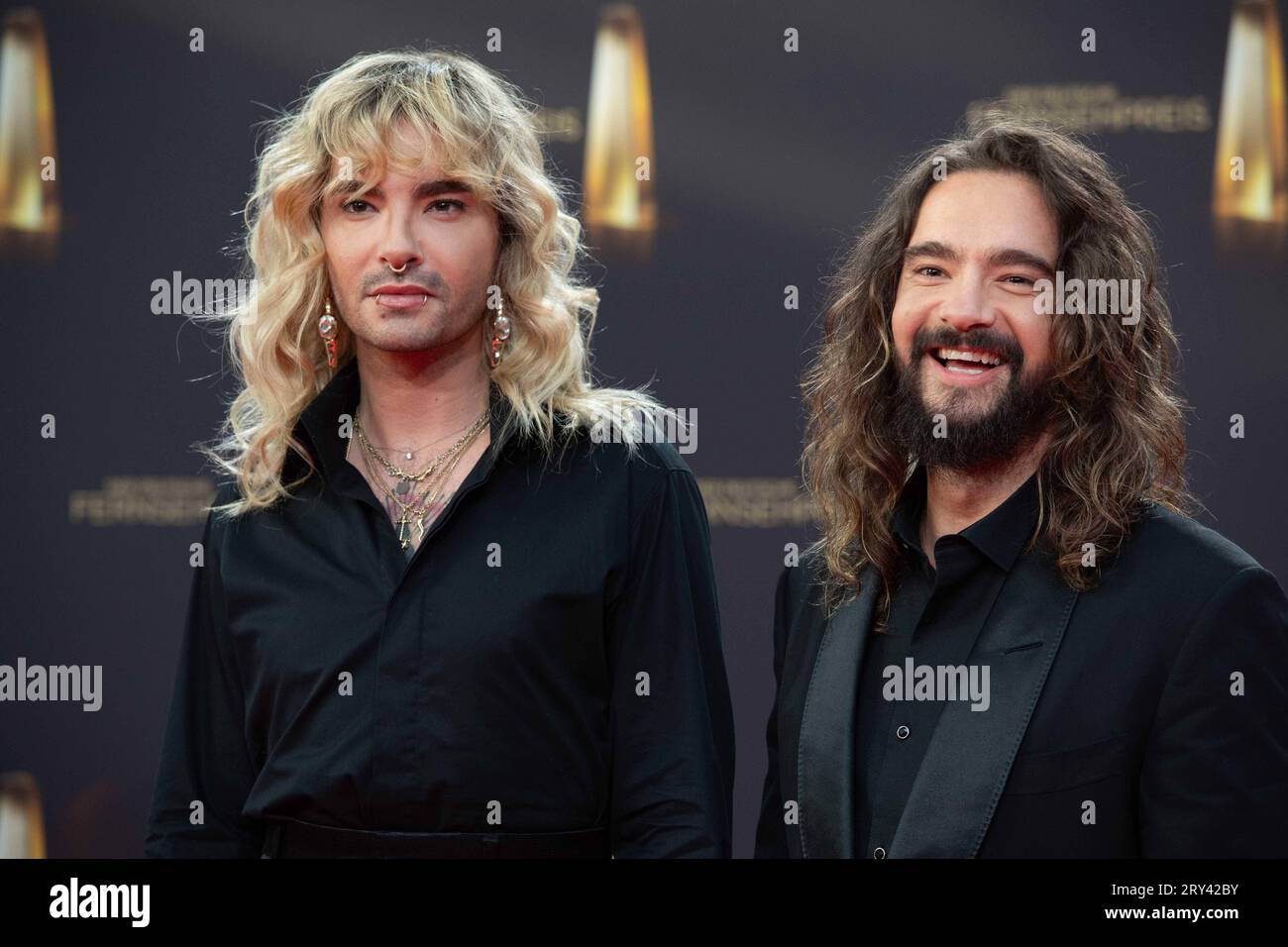 v.l. Bill und Tom KAULITZ, Musiker, Saenger, Tokio Hotel, Roter Teppich, Red Carpet Show, Ankunft, arrival, Verleihung des Deutschen Fernsehpreises, Der Deutsche Fernsehpreis 2023, Deutscher Fernsehpreis 2023 in den MMC Studios Koeln, am 28.09.2023. *** v l Bill and Tom KAULITZ, musician, singer, Tokio Hotel, red carpet, red carpet show, arrival, arrival, German Television Award ceremony, The German Television Award 2023, German Television Award 2023 at MMC Studios Cologne, on 28 09 2023. Credit: Imago/Alamy Live News Stock Photo