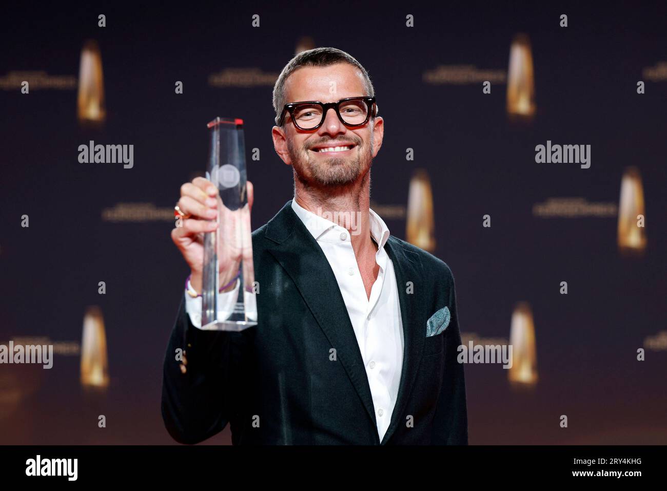 Moderator Joko Winterscheidt zeigt seinen Preis für Beste DokuSerie für die Prime VideoSendung