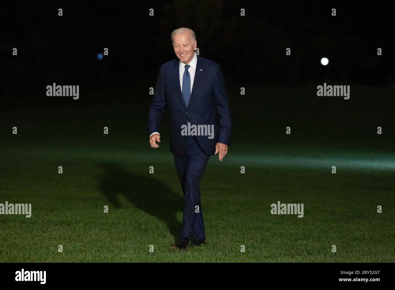 Washington, DC, USA. 28th Sep, 2023. US President Joe Biden walks on the South Lawn of the White House after returning by Marine One, in Washington, DC, USA. 28th Sep, 2023. Biden returns from a trip to Michigan, California and Arizona. Credit: Abaca Press/Alamy Live News Stock Photo