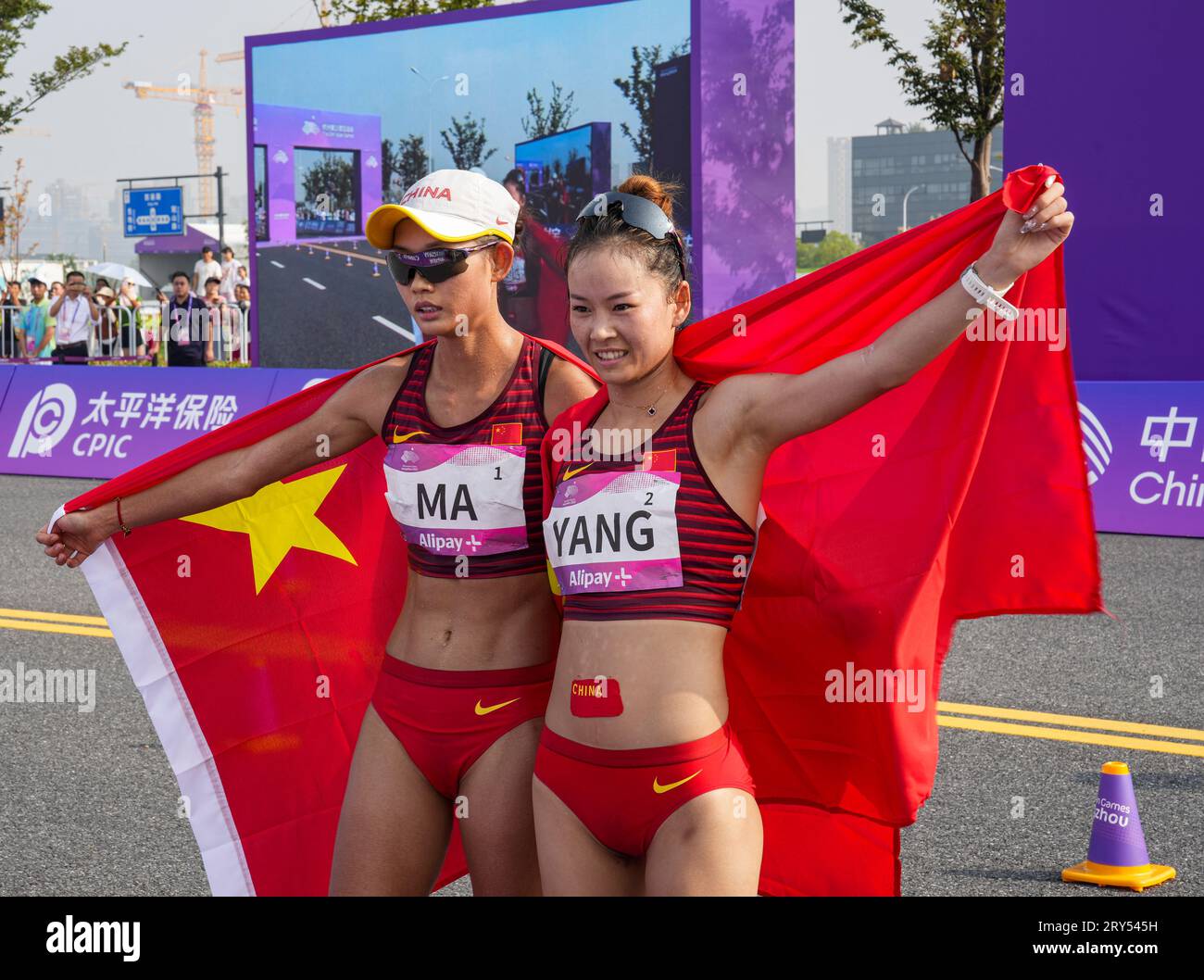 Hangzhou, China's Zhejiang Province. 29th Sep, 2023. Yang Jiayu (R) and