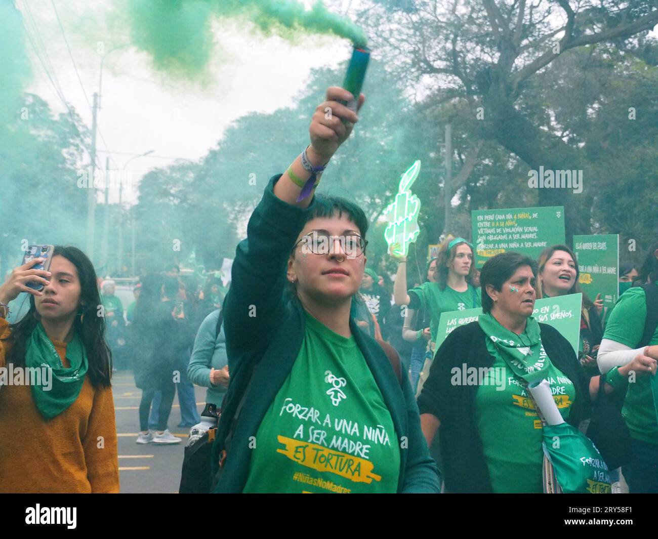 Lima, Peru. 28th Sep, 2023. Woman with a green smoke flare when on International Safe Abortion Day hundreds of women, wearing green scarf, carry out a demonstration demanding legal, safe and free abortion in Peru, as part of the comprehensive health of girls, adolescents, women, and anyone with the possibility of gestating. Abortion in Peru, a conservative country, is illegal and punishable Credit: Fotoholica Press Agency/Alamy Live News Stock Photo