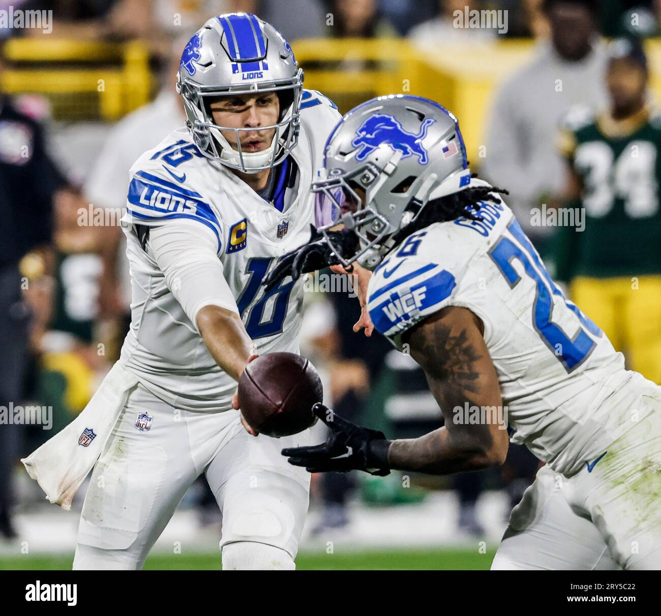 Green Bay, United States. 28th Sep, 2023. Detroit Lions quarterback Jared Goff (L) hands off the ball to Detroit Lions running back Jahmyr Gibbs (R) during their NFL game against the Green Bay Packers at Lambeau Field in Green Bay, Wisconsin on Thursday, September 28, 2023. The Lions defeated the Packers 20-34. Photo by Tannen Maury/UPI Credit: UPI/Alamy Live News Stock Photo