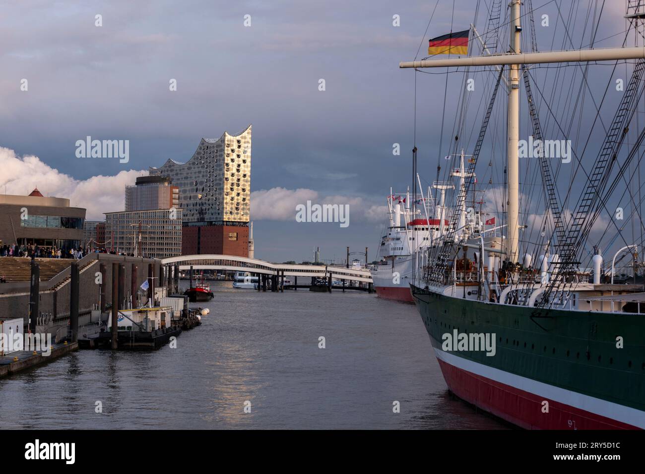 A band of clouds moves along behind the Elbphilharmonie. Stock Photo