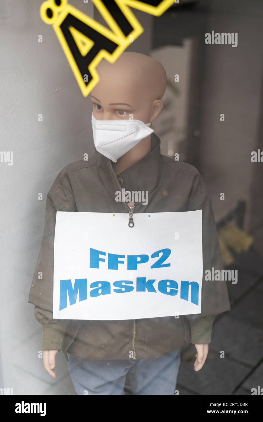 A mannequin is wearing a mask. Underneath is the writing FFP2 Masks