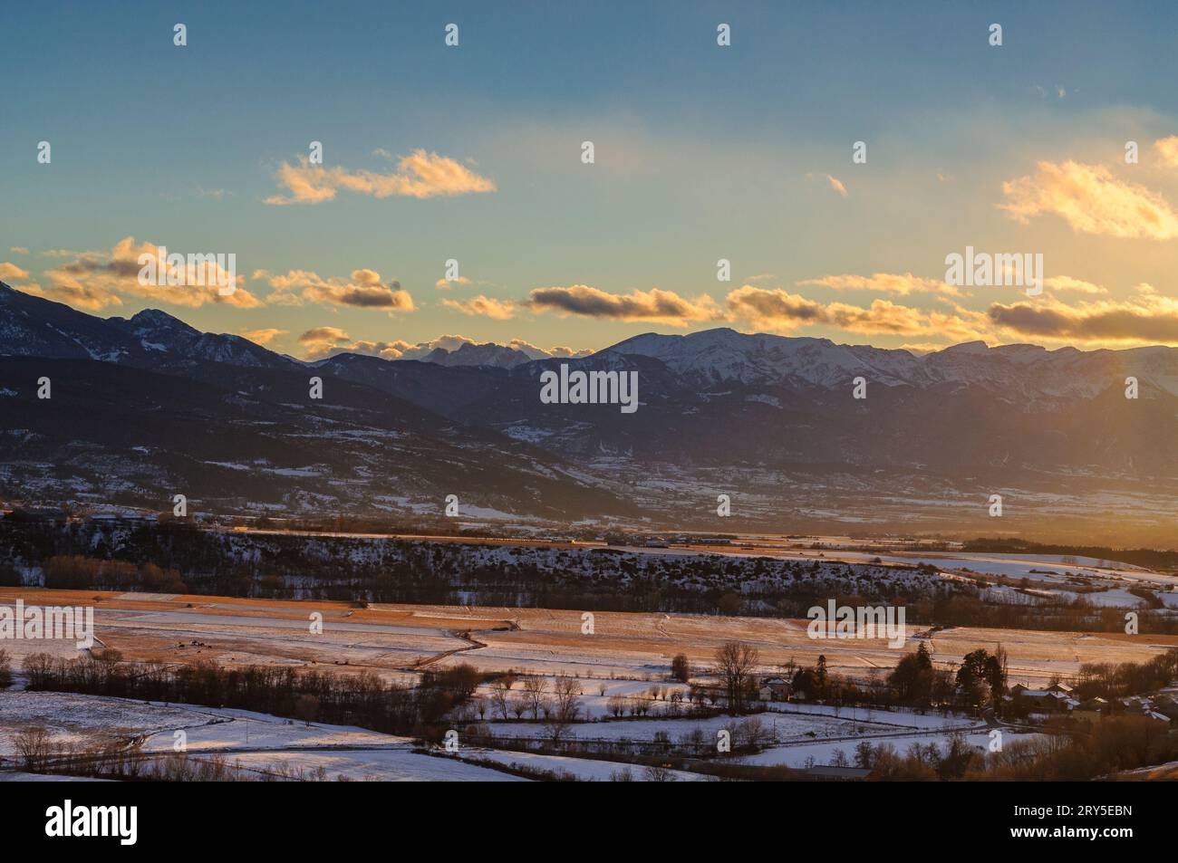 Sunset over the Cerdanya valley on a winter afternoon (Haute Cerdagne, Pyrénées-Orientales, Occitanie, France) ESP: Atardecer en el valle de Cerdanya Stock Photo