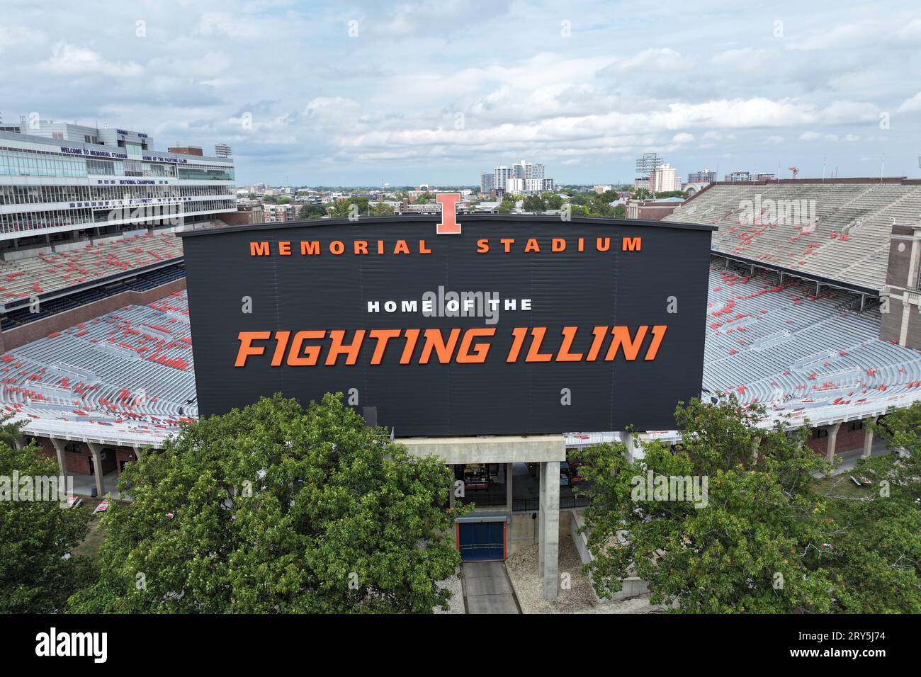 the-fighting-illini-logo-on-the-memorial-stadium-scoreboard-on-the-university-of-illinois-urbana-champaign-campus-thursday-sept-21-2023-in-champaign-ill-2RY5J74.jpg