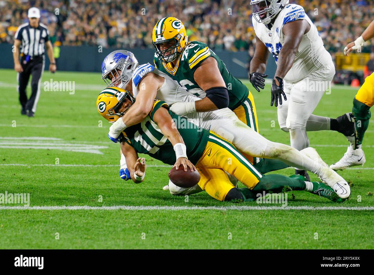 Green Bay, Wisconsin, USA. 18th Sep, 2022. Green Bay Packers head coach  Matt LaFleur, quarterback Aaron Rodgers (12), and quarterback Jordan Love  (10) talk during a timeout in the NFL football game