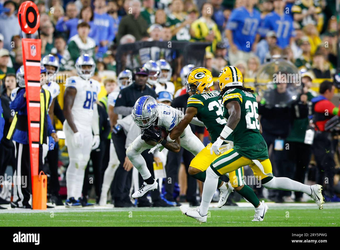 September 28, 2023 Detroit Lions wide receiver Josh Reynolds (8) makes a catch for a first down during the NFL football game between the Detroit Lions and the Green Bay Packers at