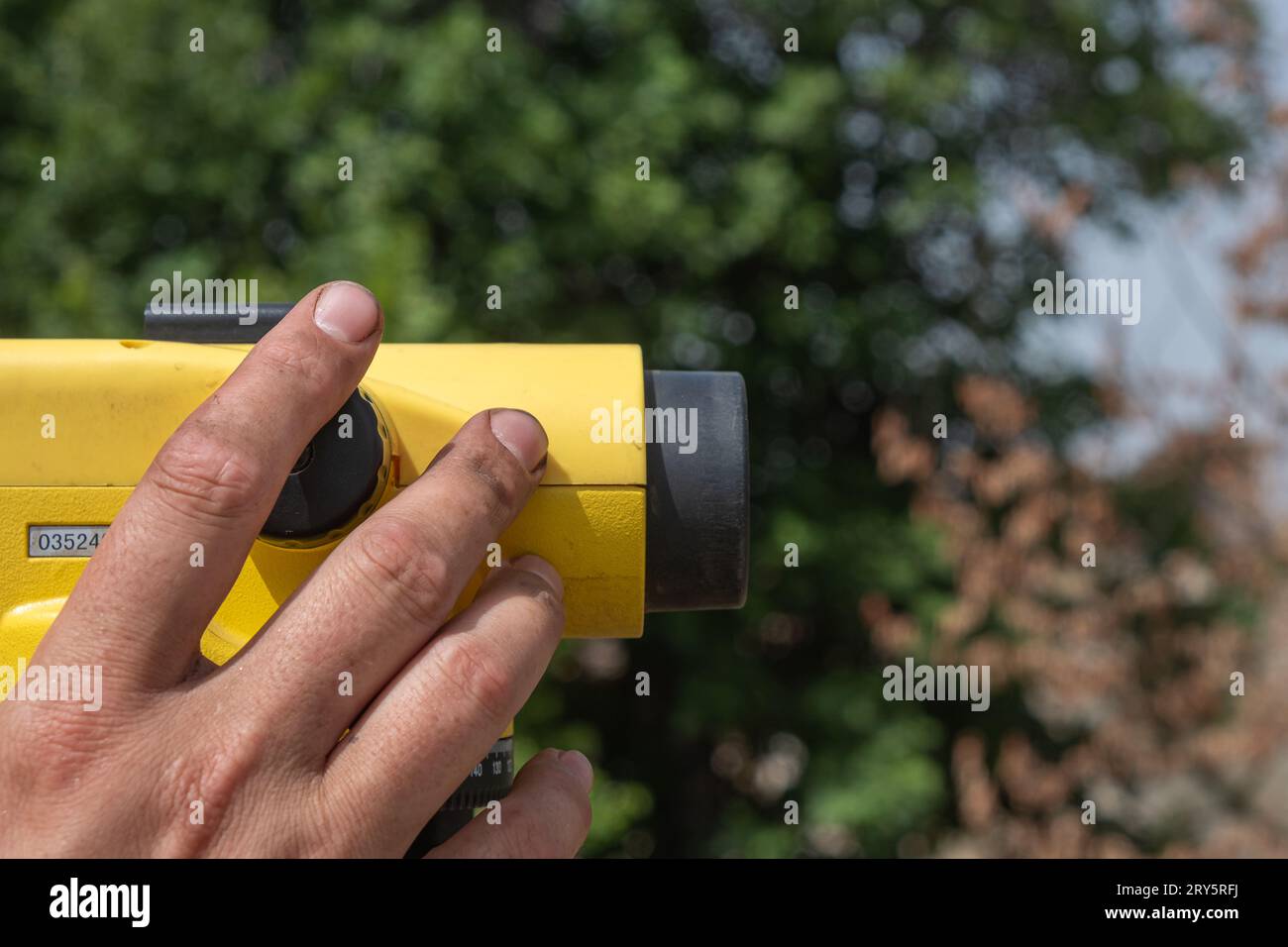 hand of a man using a theodolite, surveyor equipment tacheometer Stock ...