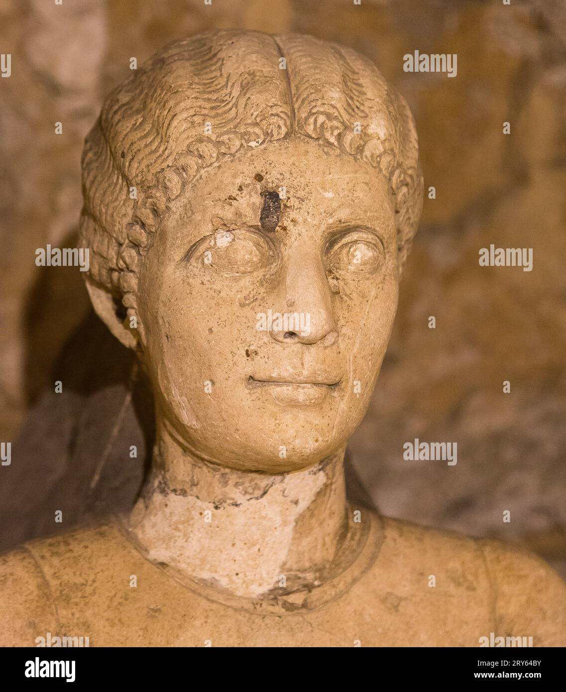 Kom el Shogafa necropolis, main tomb, antechamber : Statue of a woman, mixing egyptian and roman characteristics. Stock Photo