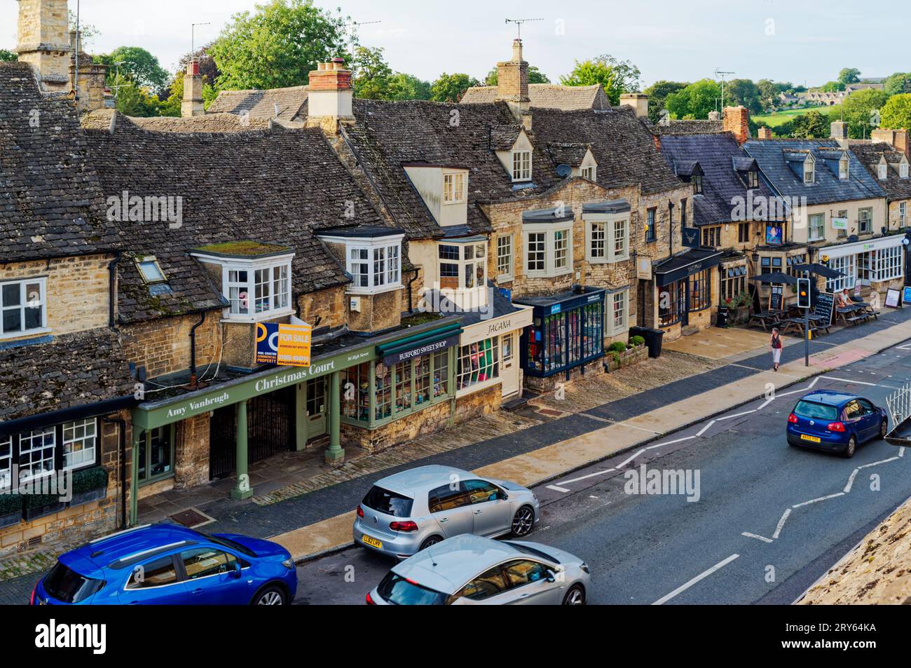 Burford High Street daytime Stock Photo - Alamy